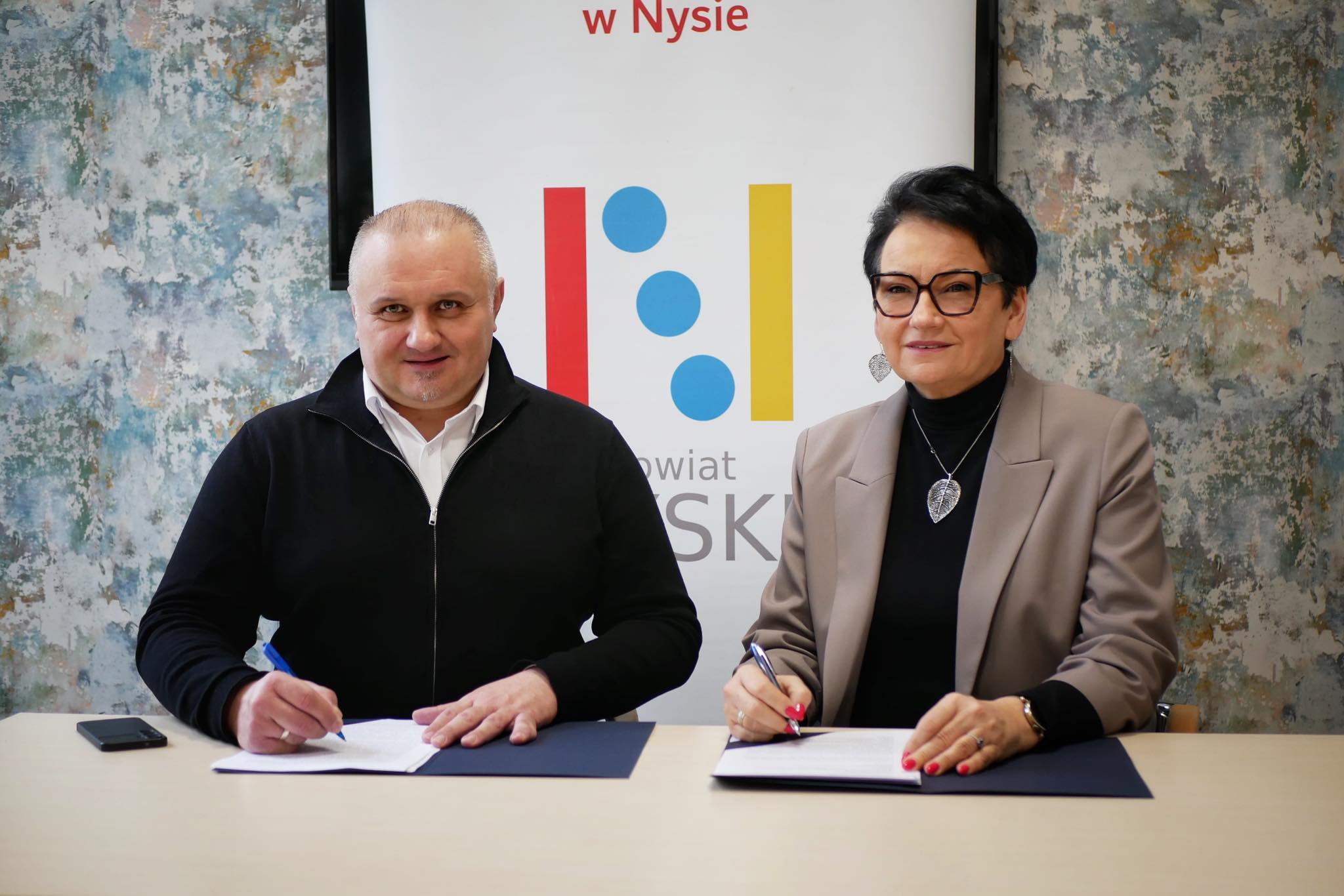 Daniel Palimąka Starosta Nyski oraz Monika Jurek Wojewoda Opolski podpisali umowę dotacyjną na realizację zadania pn. &bdquo;Remont pomieszczeń parteru i piwnic budynku B przy ul. Parkowej 2-4 Starostwa Powiatowego w Nysie&rdquo;