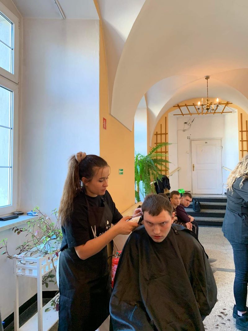 Fryzjerska pomoc uchodźcom z Ukrainy