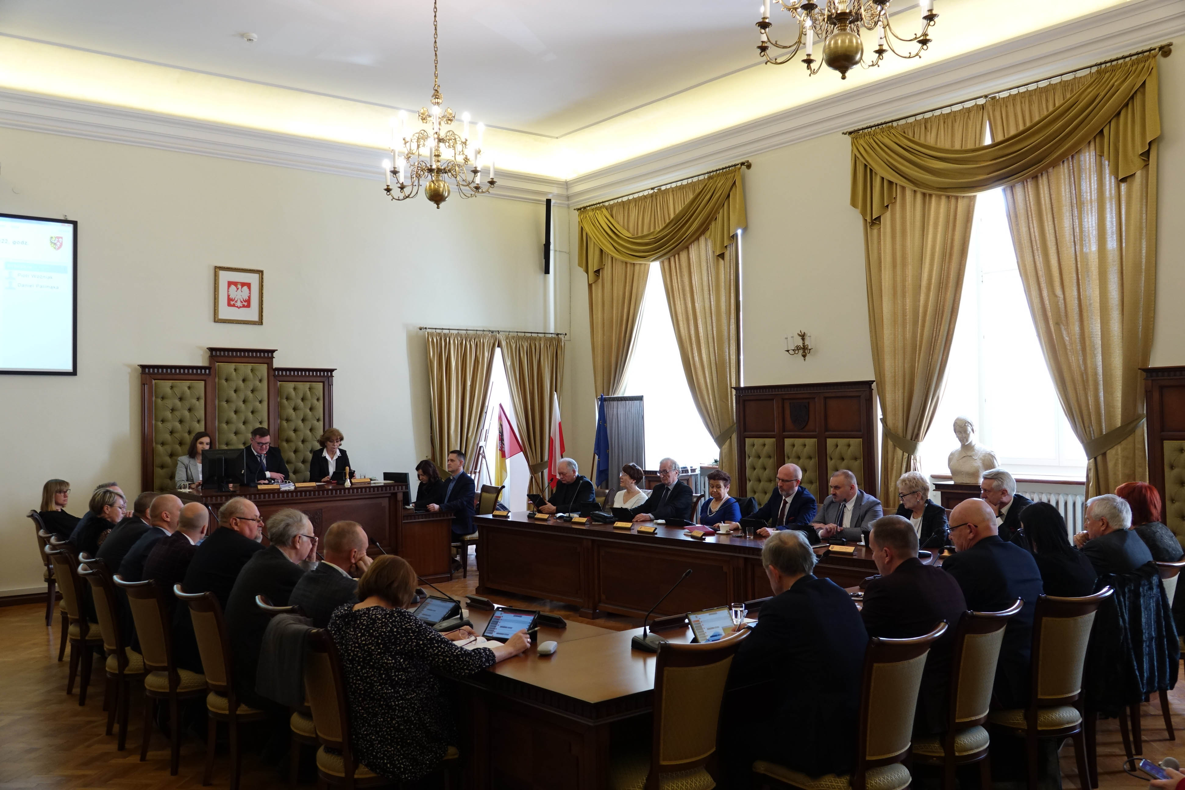 Radni podczas sesjii Rady Powiatu w Nysie w Mzueum Powiatowym