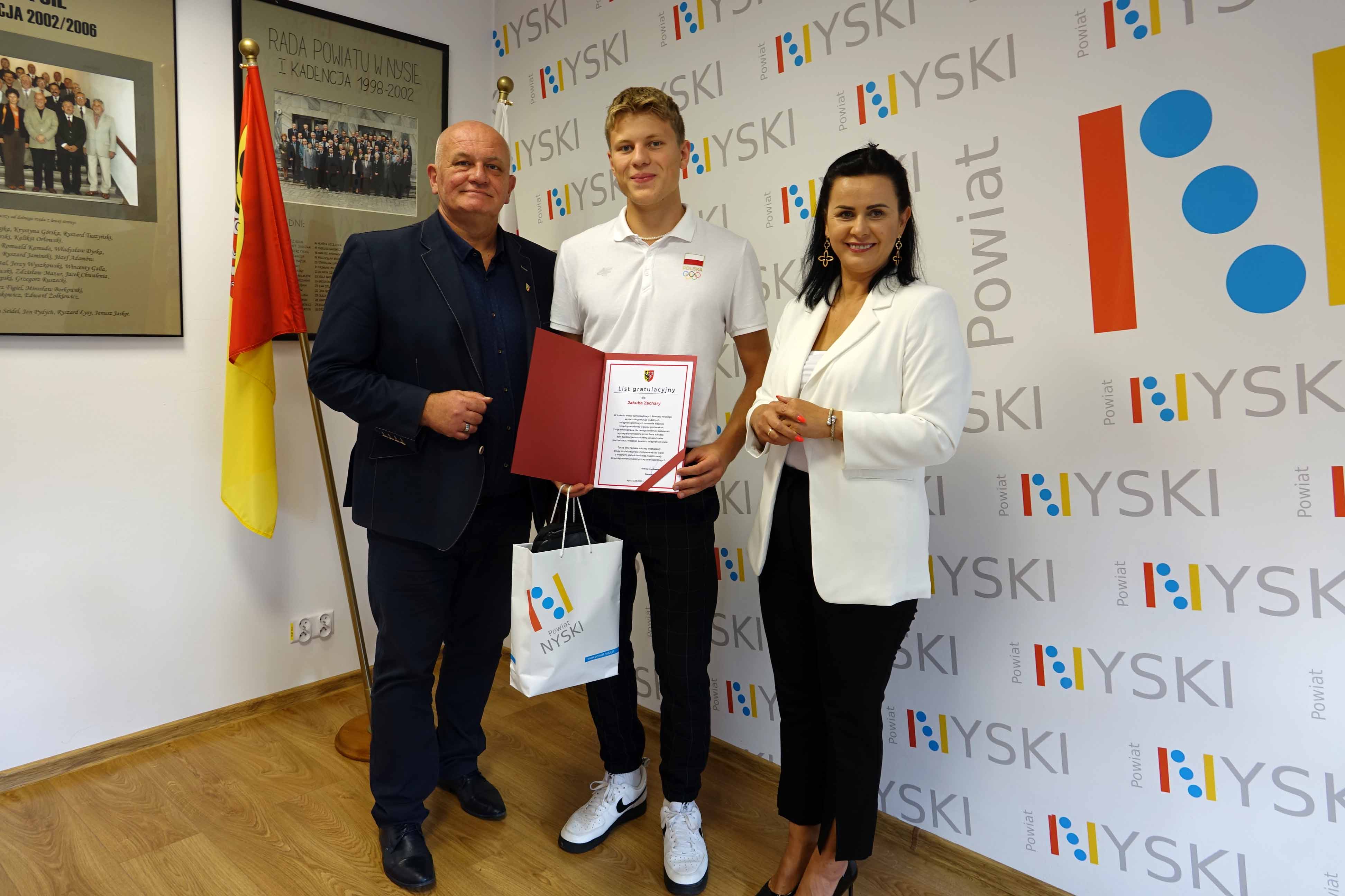 List gratulacyjny oraz nagrodę młodemu sportowcowi wręczyli Andrzej Kruczkiewicz Starosta Nyski oraz Joanna Burska - członek zarządu powiatu nyskiego życząc dalszych wspaniałych sukcesów.