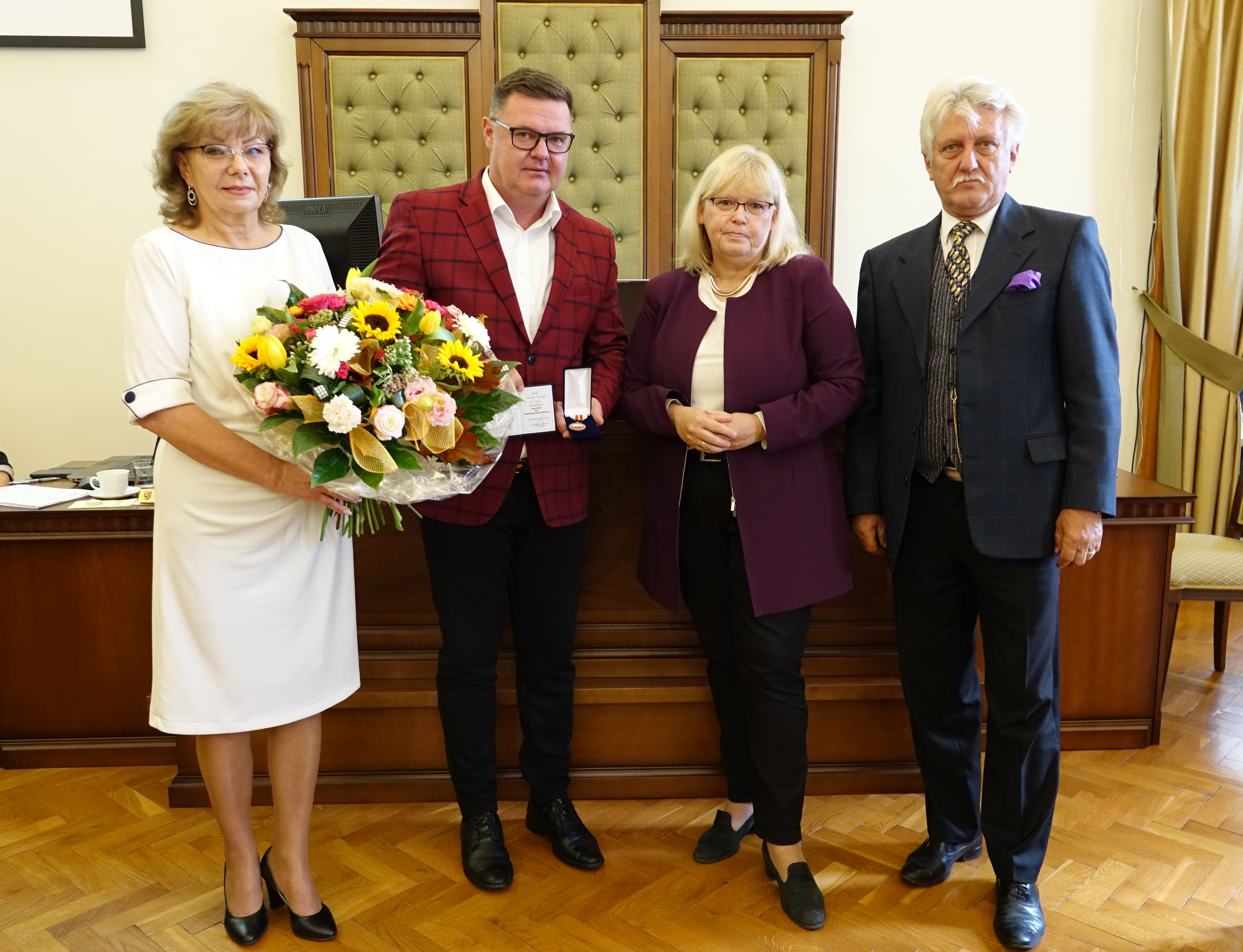 Rada Powiatu w Nysie otrzymała od Stowarzyszenia Polski PKS medal honorowy 