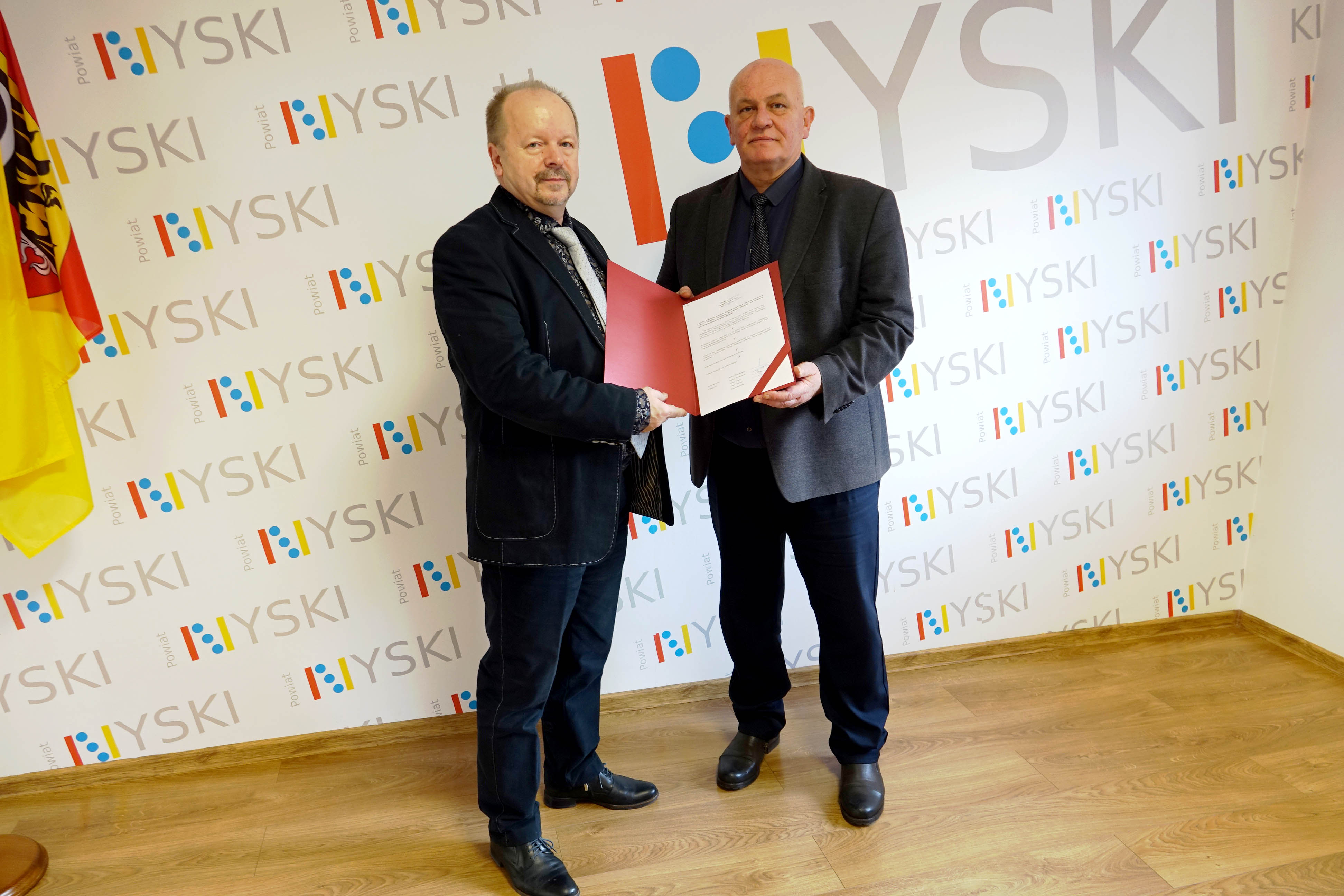 Andrzej Kruczkiewicz starosta nyski wręczył Panu Mirosławowi Żurawskiemu akt powierzenia stanowiska dyrektora Zespołu Szkół i Placówek Artystycznych w Nysie.