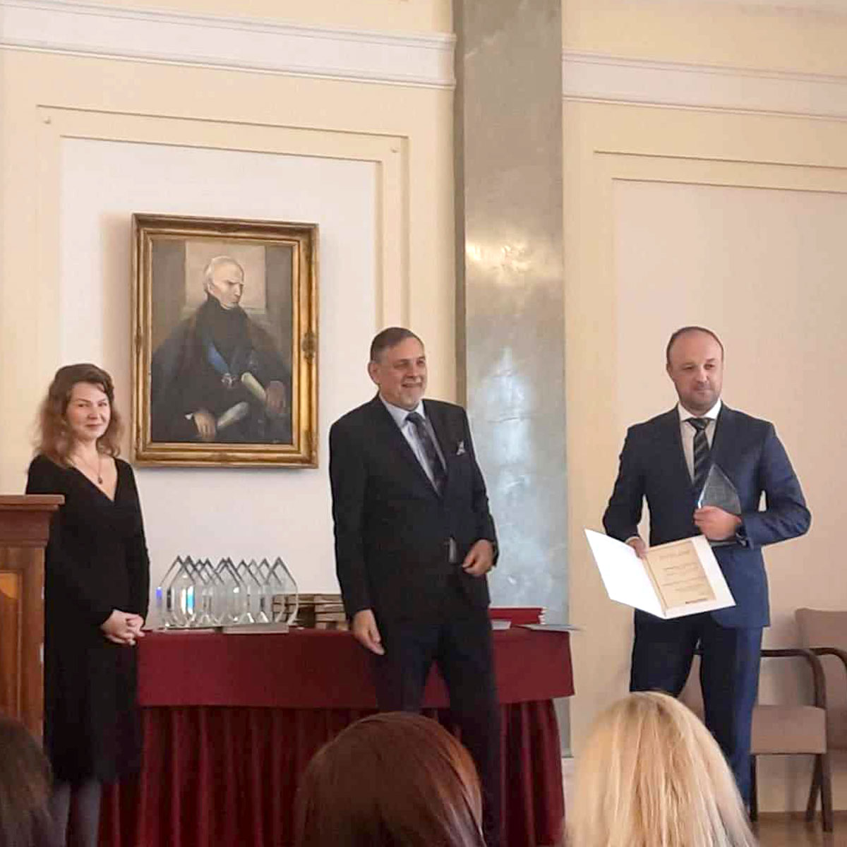 Nagrodę odbiera dyrektor PUP w Nysie Tomasz Wróbel